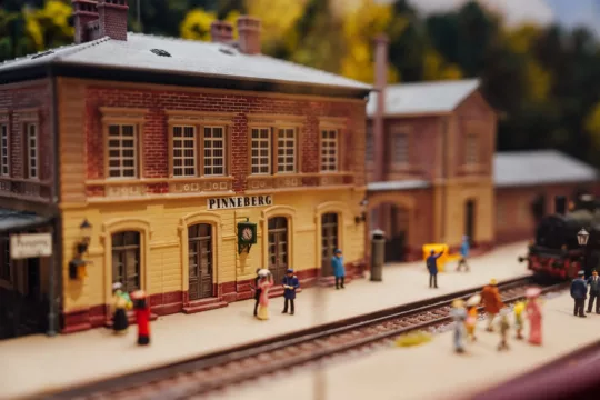 Miniaturfiguren Bahnhofsgebäude, Eisenbahn und Menschen